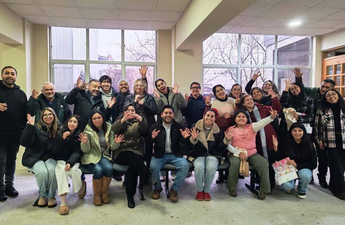 Instructora de lengua de señas impartiendo taller inclusivo a ciudadanos en Temuco