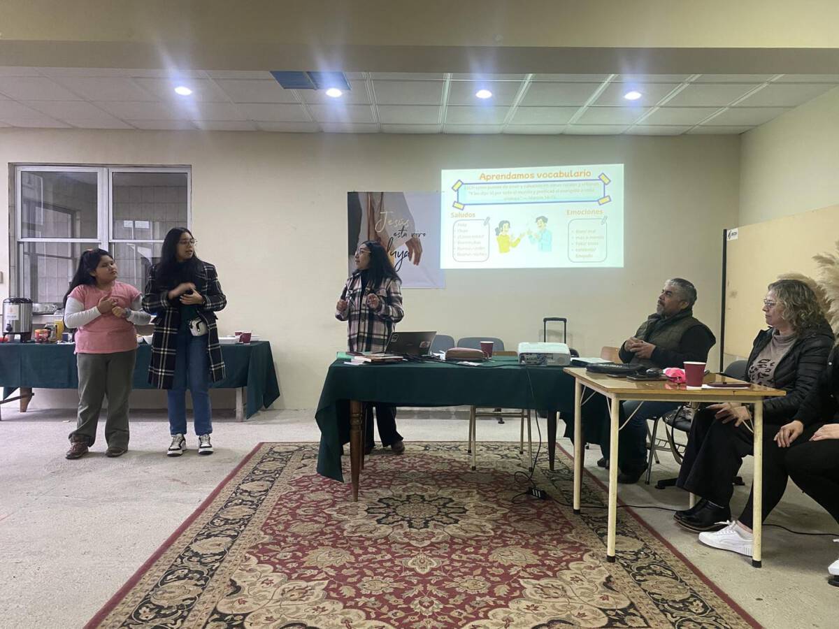 Instructora de lengua de señas impartiendo taller inclusivo a ciudadanos en Temuco
