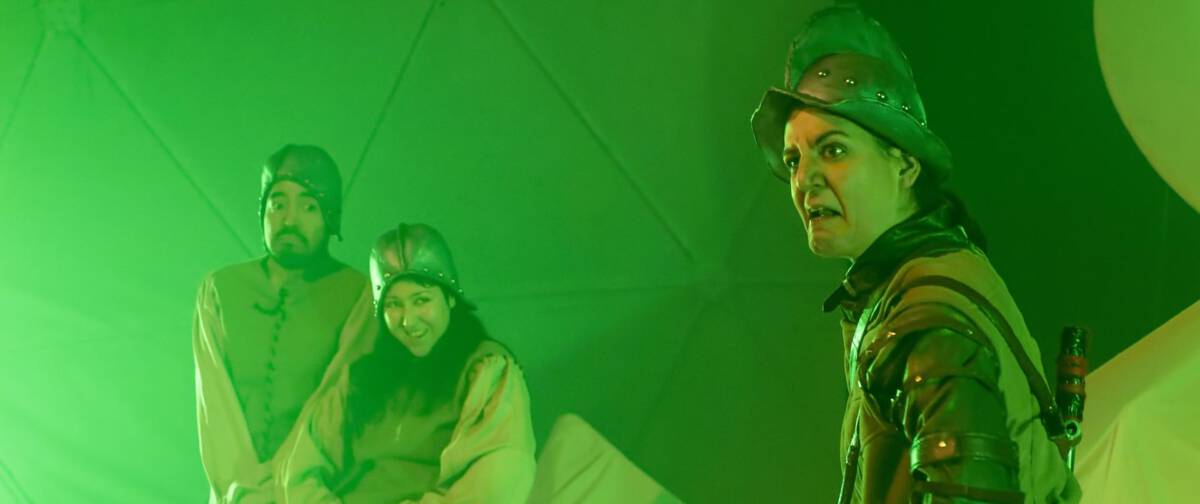 Actores de la obra teatral Curalaba representando la historia mapuche en la Carpa Teatro Trashumantes