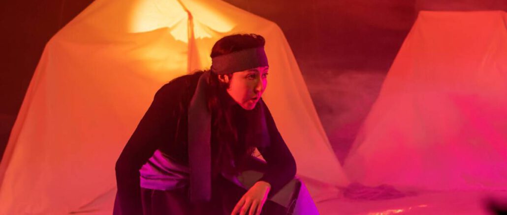 Actores de la obra teatral Curalaba representando la historia mapuche en la Carpa Teatro Trashumantes