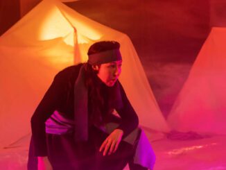 Actores de la obra teatral Curalaba representando la historia mapuche en la Carpa Teatro Trashumantes
