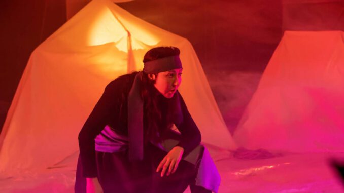 Actores de la obra teatral Curalaba representando la historia mapuche en la Carpa Teatro Trashumantes