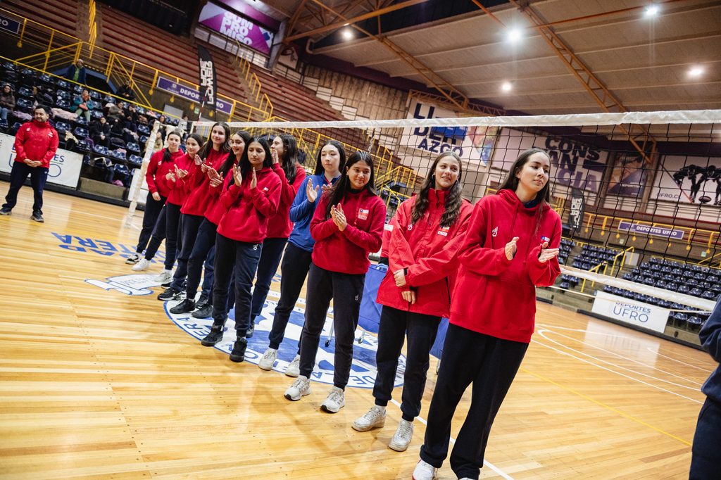 Jugadoras de vóleibol en plena competencia en el Gimnasio Olímpico de la UFRO en Temuco