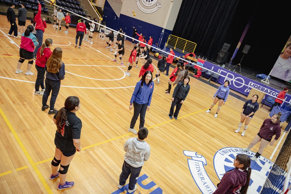 Jugadoras de vóleibol en plena competencia en el Gimnasio Olímpico de la UFRO en Temuco