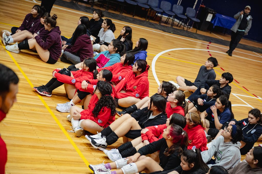 Jugadoras de vóleibol en plena competencia en el Gimnasio Olímpico de la UFRO en Temuco