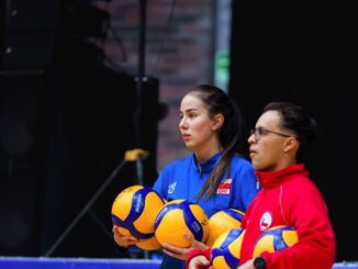 Jugadoras de vóleibol en plena competencia en el Gimnasio Olímpico de la UFRO en Temuco