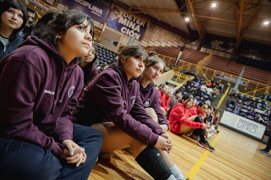 Jugadoras de vóleibol en plena competencia en el Gimnasio Olímpico de la UFRO en Temuco