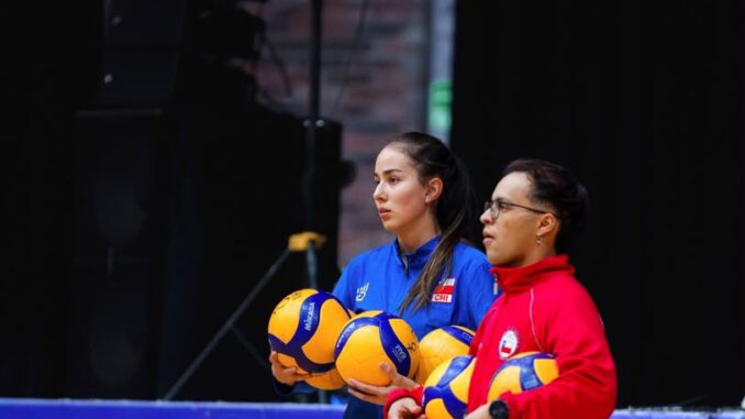 Jugadoras de vóleibol en plena competencia en el Gimnasio Olímpico de la UFRO en Temuco
