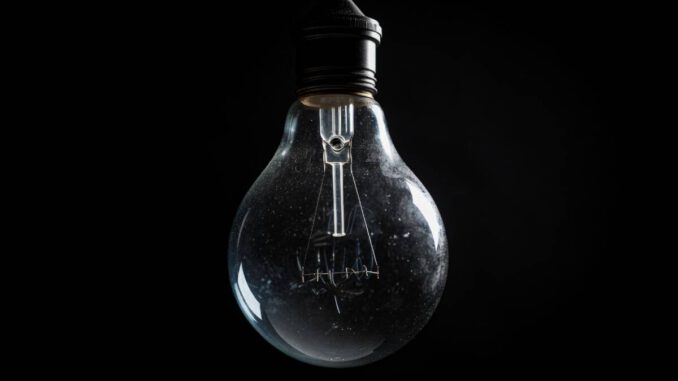Vecinos de Villa El Retiro en Temuco protestan por la falta de luz y agua potable tras prolongado corte.