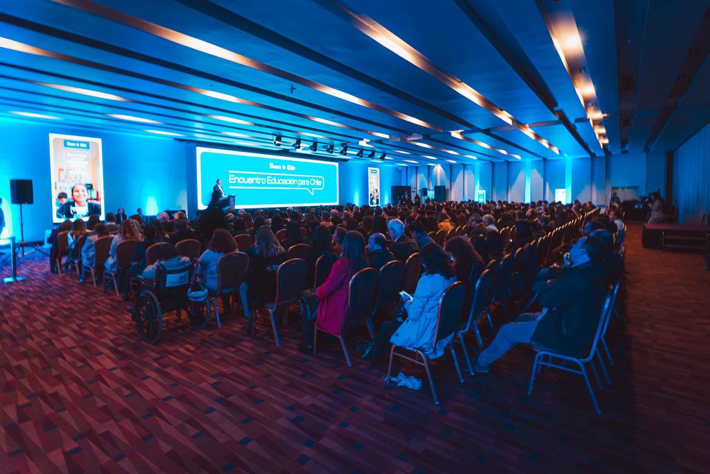Autoridades y expertos participando en el tercer Encuentro Educación para Chile en la ciudad de Temuco.