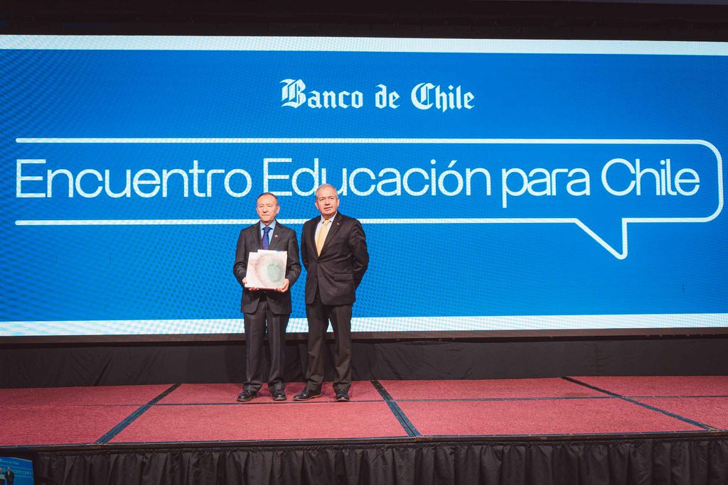 Autoridades y expertos participando en el tercer Encuentro Educación para Chile en la ciudad de Temuco.