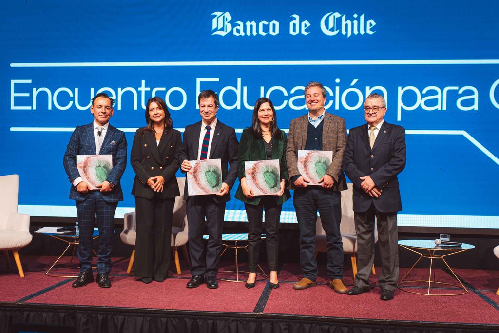 Autoridades y expertos participando en el tercer Encuentro Educación para Chile en la ciudad de Temuco.