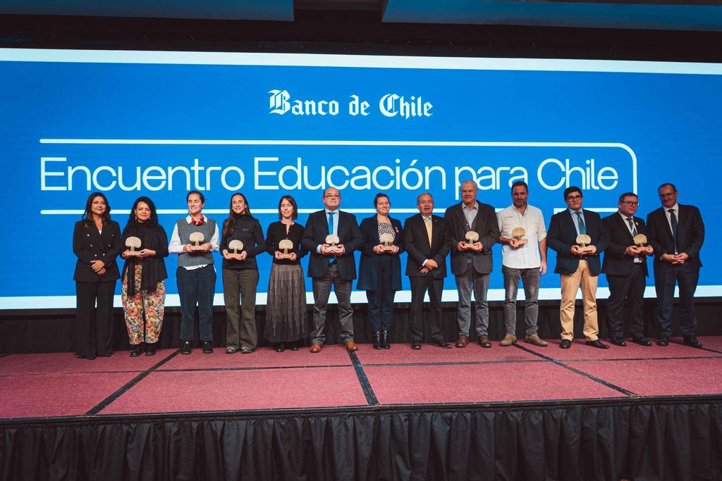 Autoridades y expertos participando en el tercer Encuentro Educación para Chile en la ciudad de Temuco.