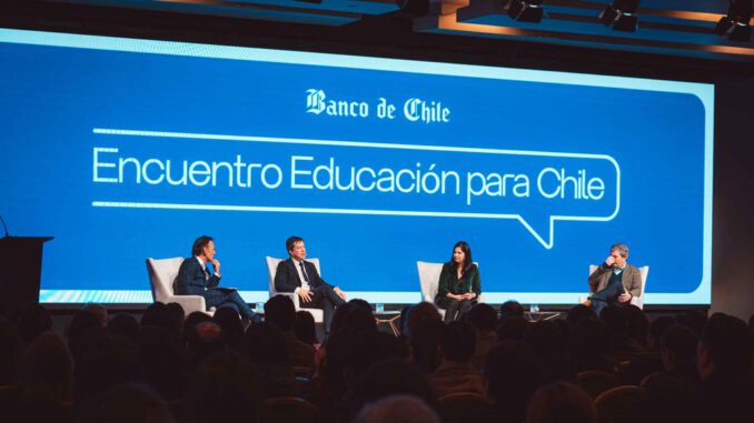 Autoridades y expertos participando en el tercer Encuentro Educación para Chile en la ciudad de Temuco.