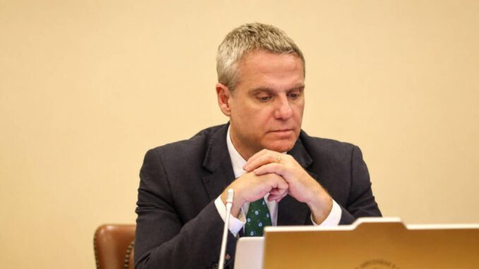 El diputado Tomás Kast exigiendo auditoría a empresas eléctricas por cortes de energía en La Araucanía