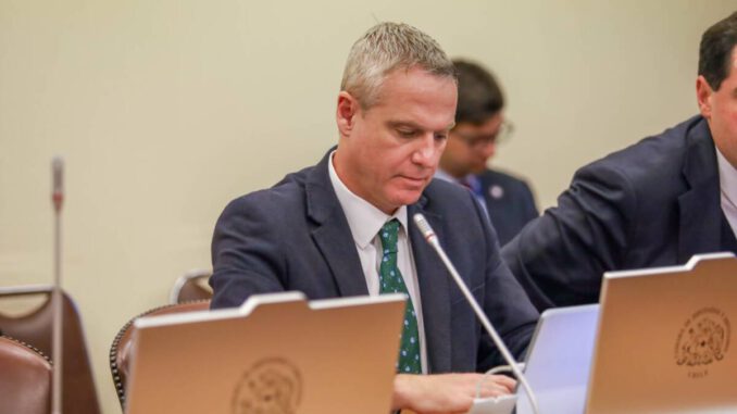 Diputado Tomas Kast exigiendo mantener la Ley Nain Retamal tras ataques a Carabineros