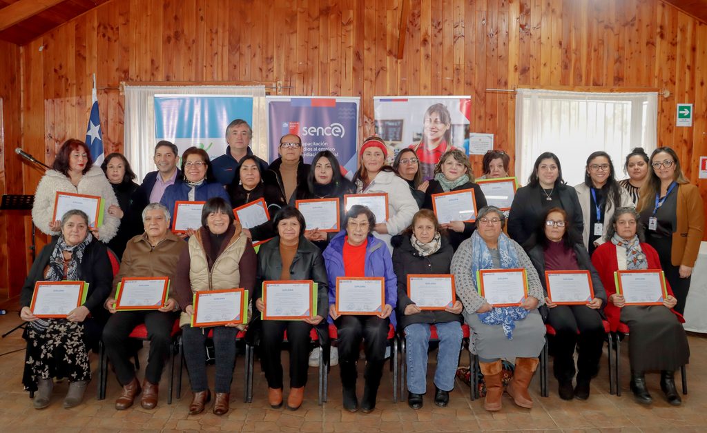 Vecinos de Ñancul celebran la obtención de sus certificados tras finalizar el curso de mantención de jardines