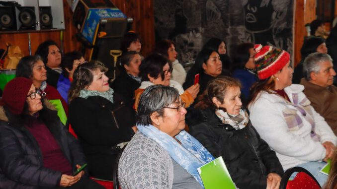 Vecinos de Ñancul celebran la obtención de sus certificados tras finalizar el curso de mantención de jardines