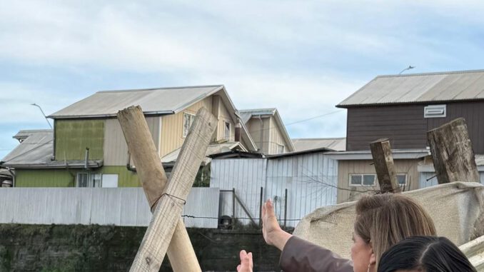 Grietas y daños estructurales en viviendas de Villa Rayenmapu debido a movimientos de tierra