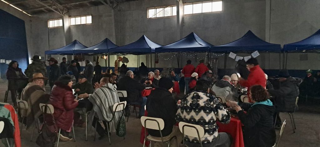 Asistentes disfrutando de la fiesta costumbrista en Villa Río Amargo junto a platos típicos