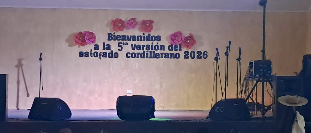 Asistentes disfrutando de la fiesta costumbrista en Villa Río Amargo junto a platos típicos