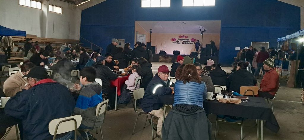 Asistentes disfrutando de la fiesta costumbrista en Villa Río Amargo junto a platos típicos