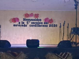 Asistentes disfrutando de la fiesta costumbrista en Villa Río Amargo junto a platos típicos