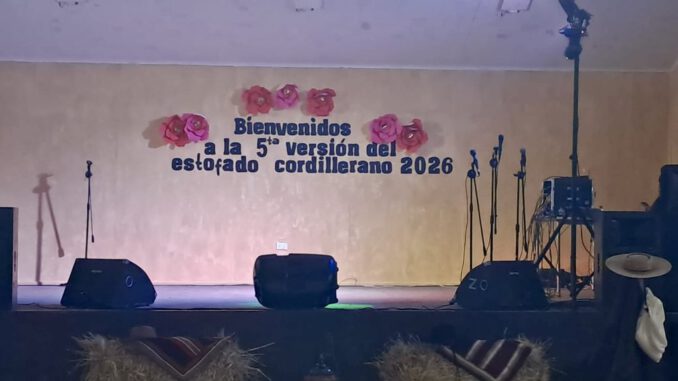 Asistentes disfrutando de la fiesta costumbrista en Villa Río Amargo junto a platos típicos