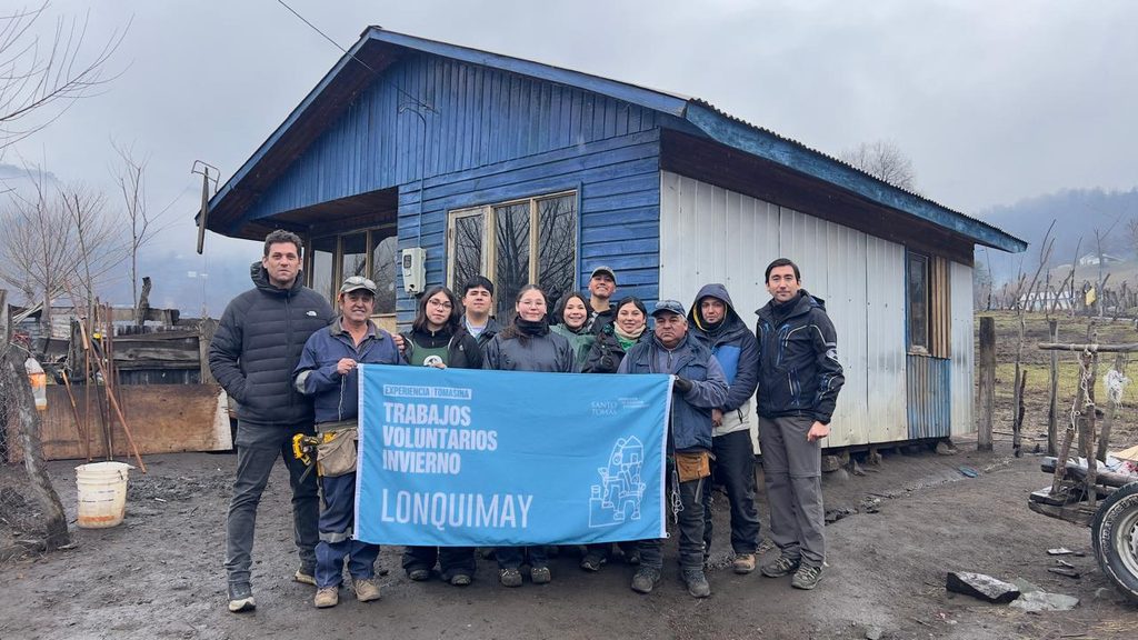 Estudiantes de Santo Tomás Temuco realizando trabajos voluntarios en la comuna de Lonquimay