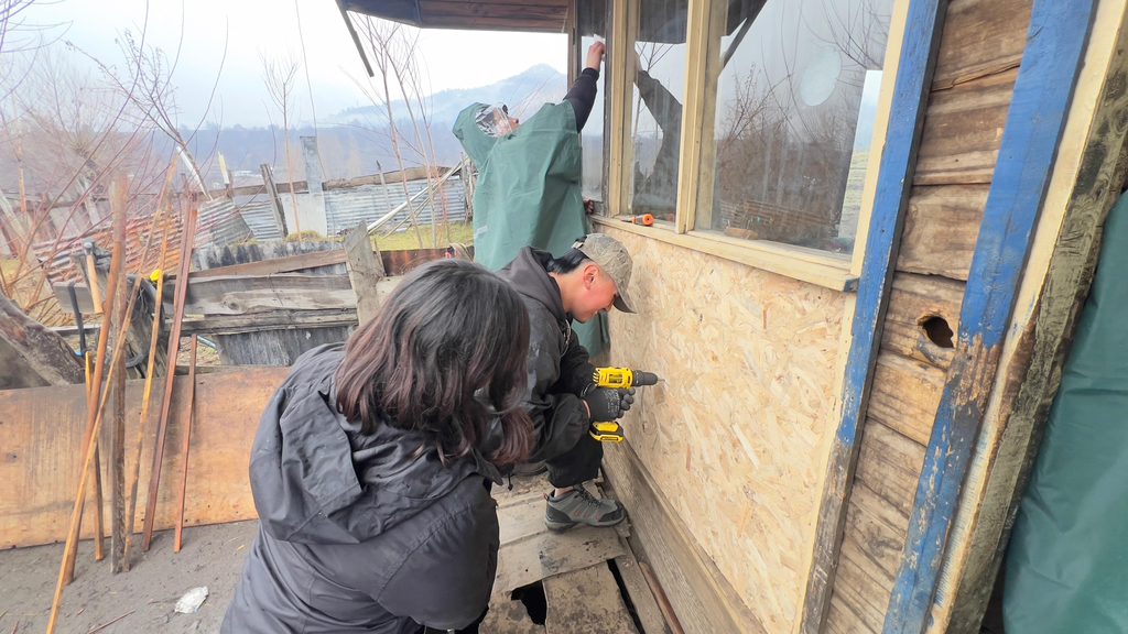 Estudiantes de Santo Tomás Temuco realizando trabajos voluntarios en la comuna de Lonquimay