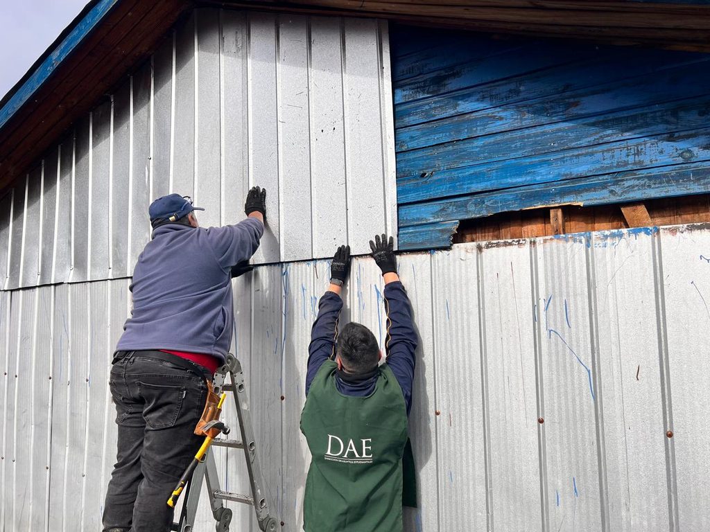 Estudiantes de Santo Tomás Temuco realizando trabajos voluntarios en la comuna de Lonquimay