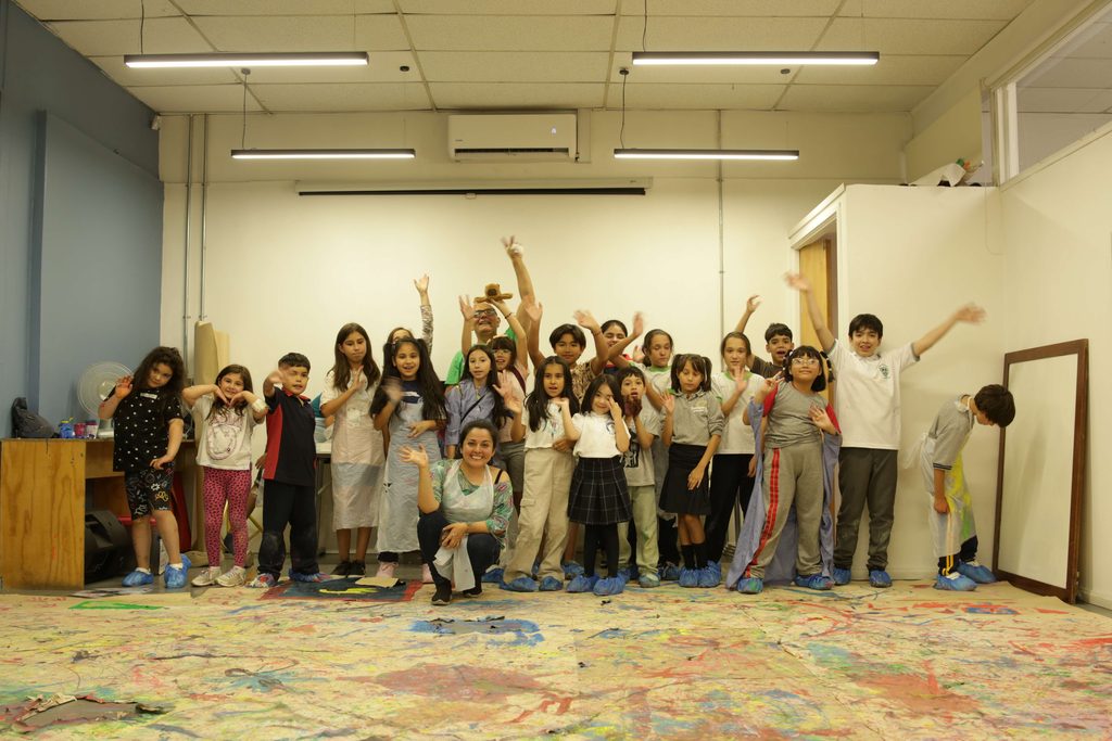 Imagen representativa de estudiantes participando en un taller de formación artística financiado por fondos estatales.