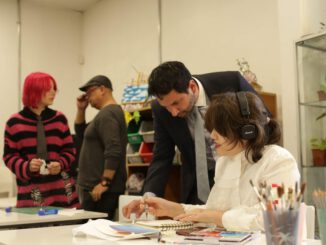 Imagen representativa de estudiantes participando en un taller de formación artística financiado por fondos estatales.