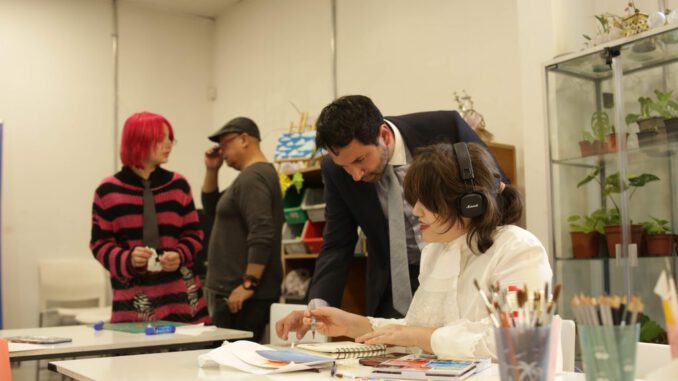 Imagen representativa de estudiantes participando en un taller de formación artística financiado por fondos estatales.