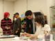 Imagen representativa de estudiantes participando en un taller de formación artística financiado por fondos estatales.