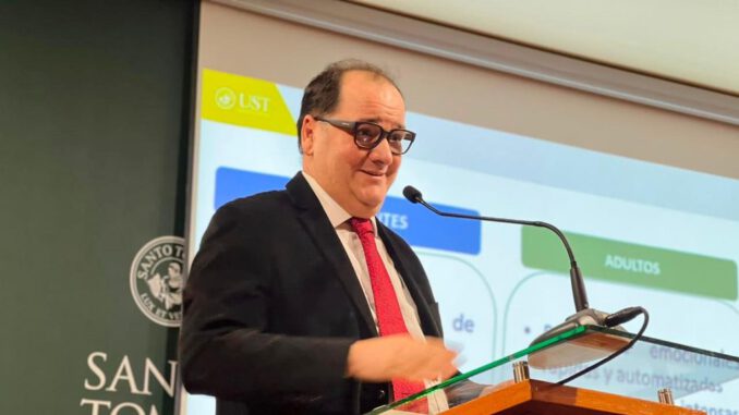 El Dr. Norman López de la Universidad Santo Tomás lidera un estudio internacional sobre estimulación cerebral profunda en trastornos del neurodesarrollo