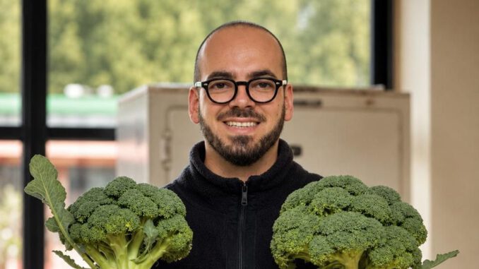 Investigador del INIA dictando una charla técnica sobre manejo agroecológico a pequeños agricultores en terreno