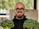 Investigador del INIA dictando una charla técnica sobre manejo agroecológico a pequeños agricultores en terreno