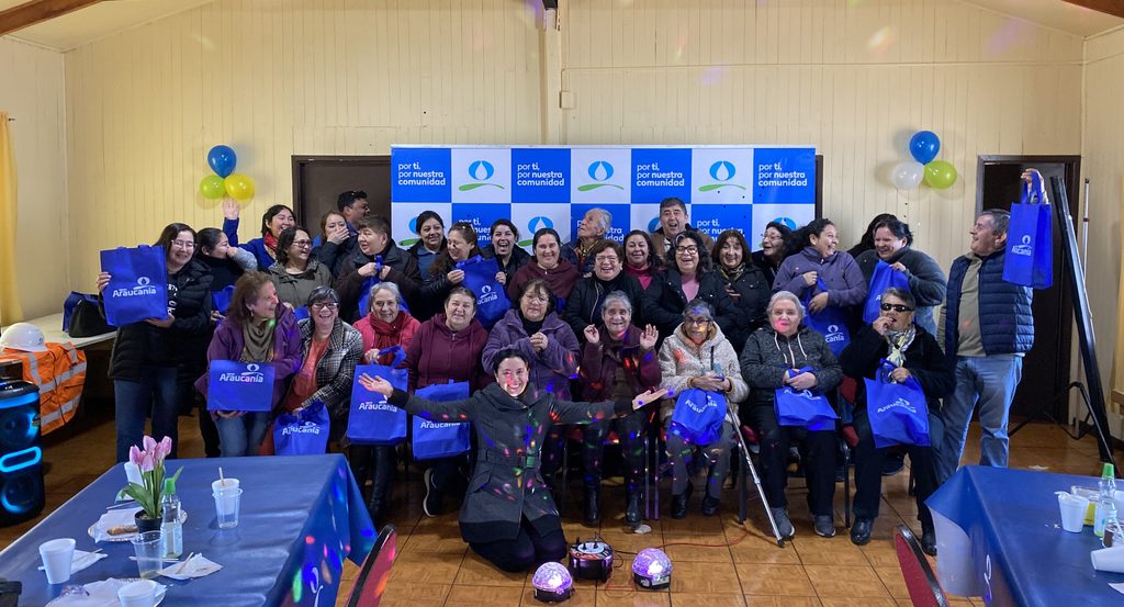 Ejecutivos de Aguas Araucanía junto a dirigentes sociales en una actividad de reconocimiento regional.