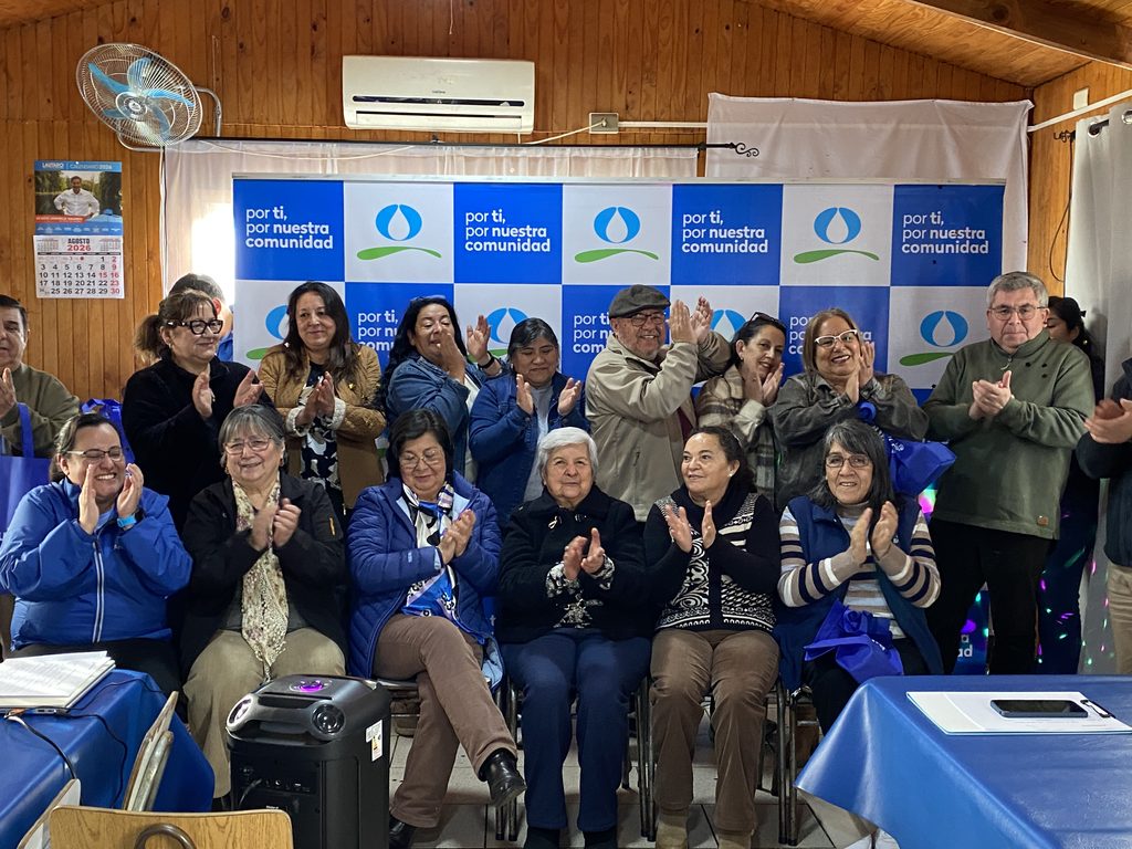 Ejecutivos de Aguas Araucanía junto a dirigentes sociales en una actividad de reconocimiento regional.