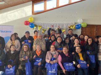 Ejecutivos de Aguas Araucanía junto a dirigentes sociales en una actividad de reconocimiento regional.