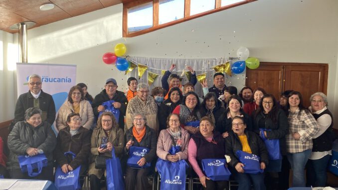 Ejecutivos de Aguas Araucanía junto a dirigentes sociales en una actividad de reconocimiento regional.