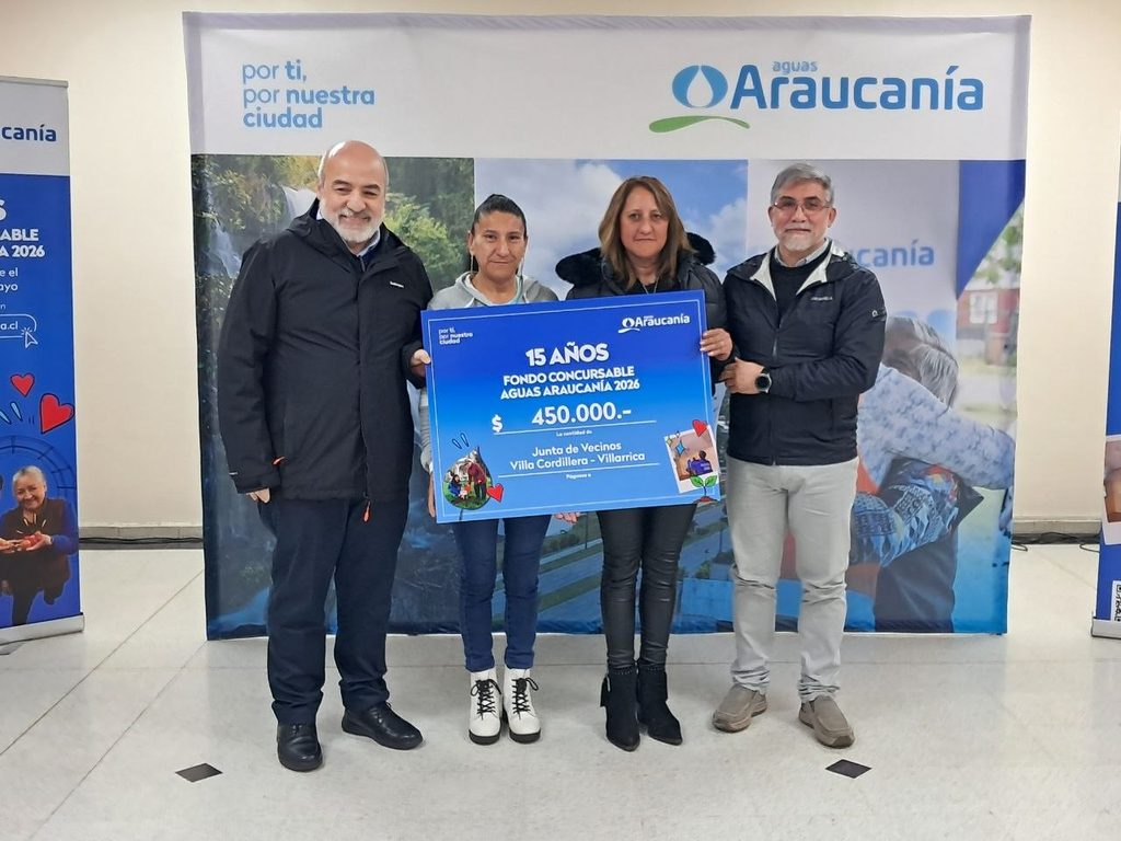 Ceremonia de entrega de fondos de desarrollo comunitario por Aguas Araucanía en Villarrica