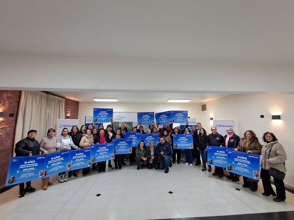 Ceremonia de entrega de fondos de desarrollo comunitario por Aguas Araucanía en Villarrica