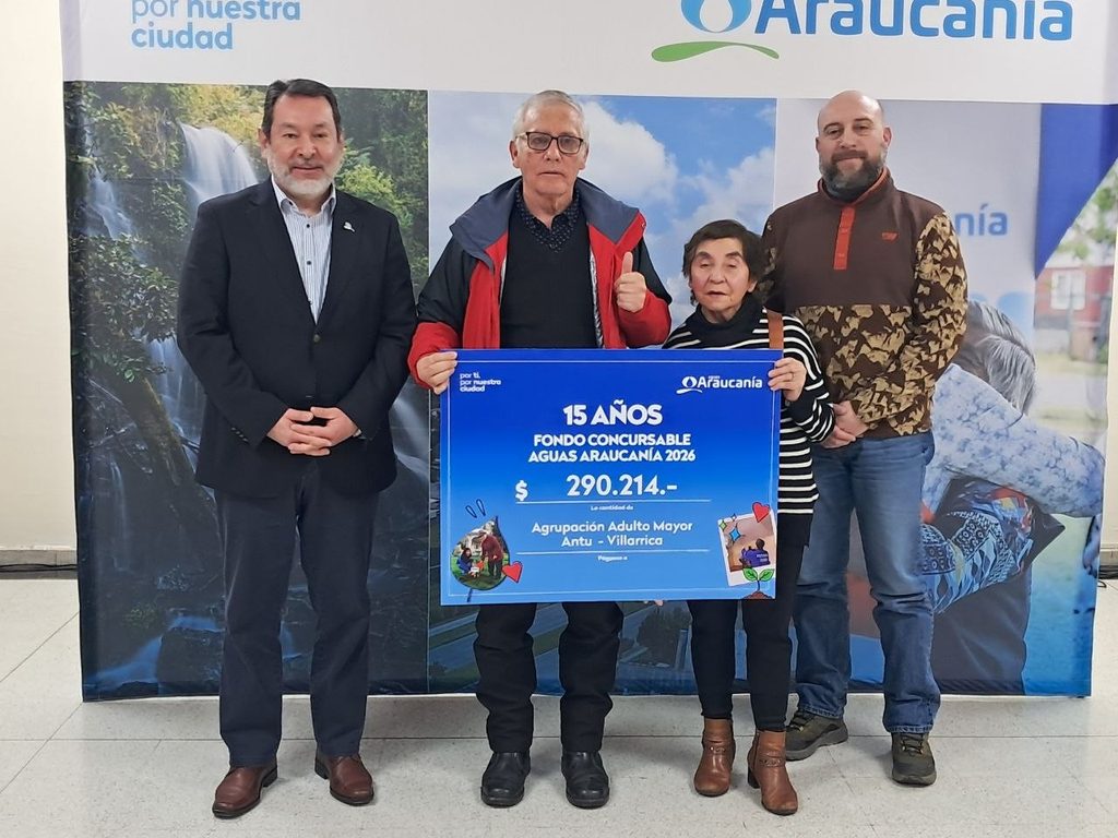 Ceremonia de entrega de fondos de desarrollo comunitario por Aguas Araucanía en Villarrica