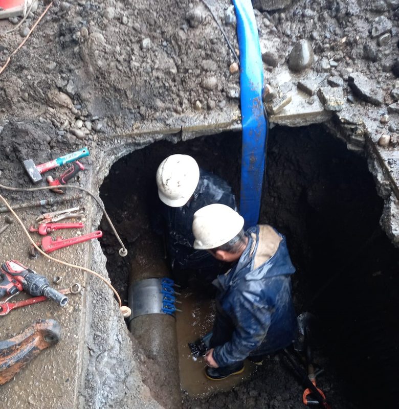 Trabajadores de Aguas Araucanía realizando reparaciones en redes de agua potable sin cortes de suministro