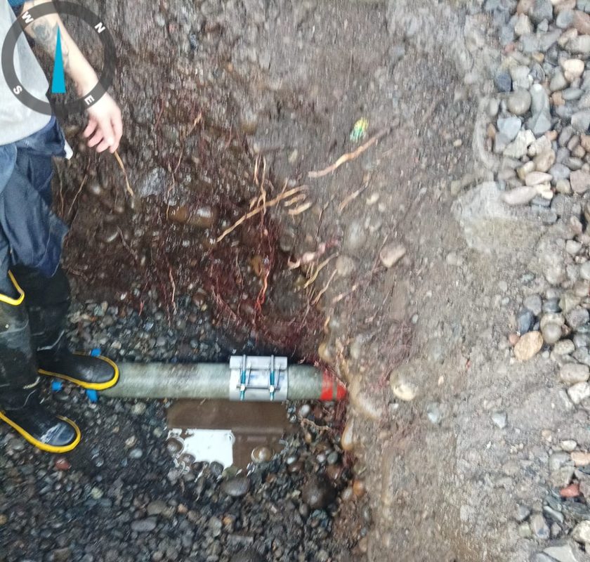 Trabajadores de Aguas Araucanía realizando reparaciones en redes de agua potable sin cortes de suministro