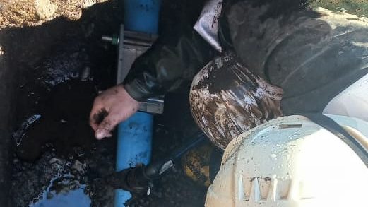Trabajadores de Aguas Araucanía realizando reparaciones en redes de agua potable sin cortes de suministro