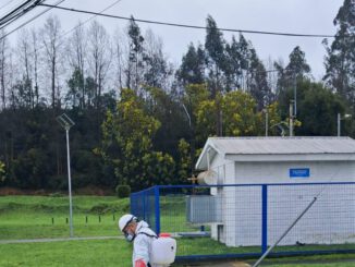 Personal de Aguas Araucanía realizando labores de limpieza y sanitización en calles tras reboses de alcantarillado por lluvias