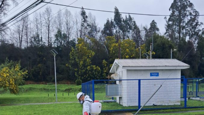 Personal de Aguas Araucanía realizando labores de limpieza y sanitización en calles tras reboses de alcantarillado por lluvias